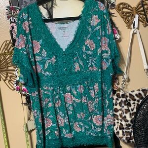 #339 size 3 torrid super soft green & pink Floral Lace Top